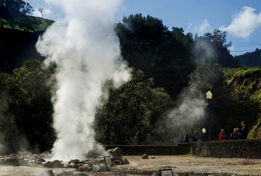 São Miguel East: Full-Day Van Tour with Lunch - Terra Nostra pools vs. Furnas fields: choosing your hot-spring vibe