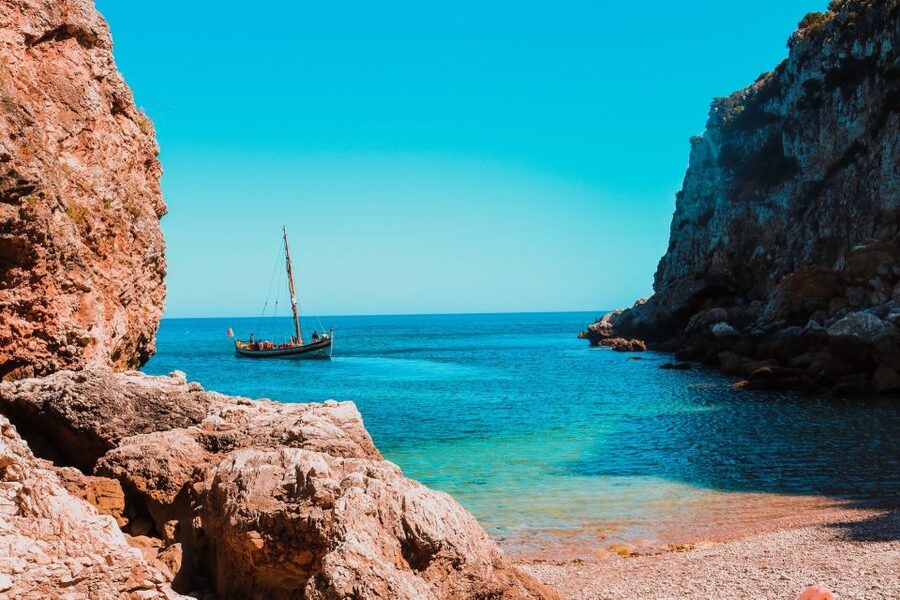 Sesimbra: Arrábida Beaches & Caves Boat Tour with Snorkeling - Whaling bay stories, Setúbal liquor, and the local flavor on the water