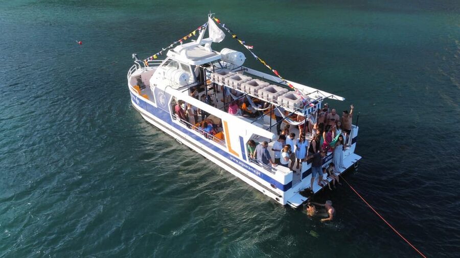Sesimbra: Family Friendly Boat Sea Tour w/ Submarine Vision - Praia da Mijona, Inferno Beach, and California Beach, plus what each stop feels like