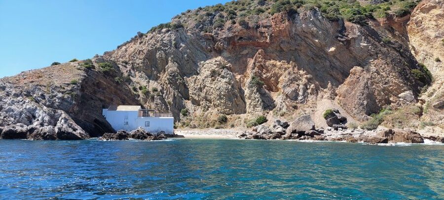 Sesimbra: Secret Bays and Beaches Boat Tour with Snorkeling - Stop 1, Praia da Cova: Photo Stop Plus a First Taste of the Cliffs