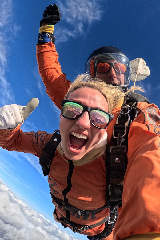 Skydive Algarve: Tandem Skydiving 10.000ft (up to 15.000ft) - Instructors and languages, how they keep first-timers calm
