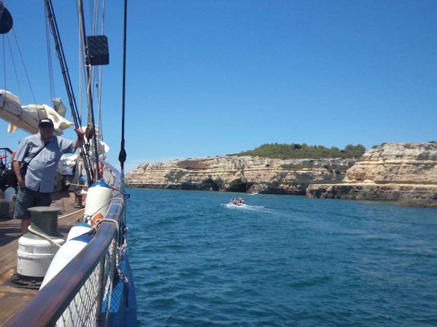 Vilamoura: Algarve Coast 3-Hour Sailing Cruise With Open Bar - Red sand, tiny beaches, and Albufeira’s shift in vibe